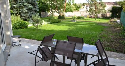 Logement paisible dans jardin privé 2-4 Personnes .Parking privé fermé.