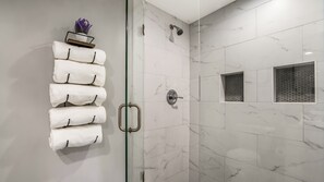 Ensemble baignoire-douche, séchoir à cheveux, serviettes fournies, savon