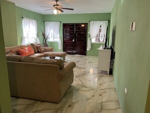 Smart TV - Vacation Home in Runaway Bay (Runaway Bay)