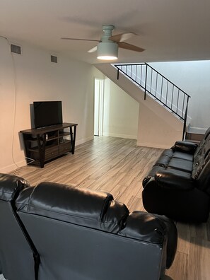Living area - Cozy Townhome 15 mins from strip (Las Vegas)