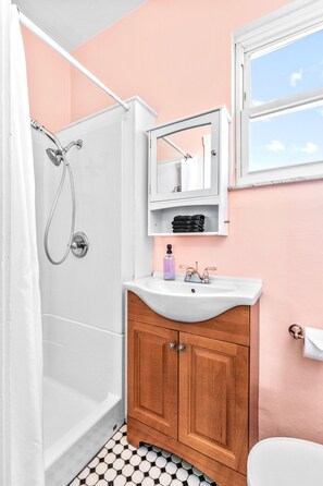 淋浴设施、毛巾、卫生纸