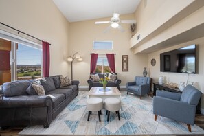 Smart TV - The Oasis - Golf - Pool - Hot Tub - Condo with a View. (Mesquite)