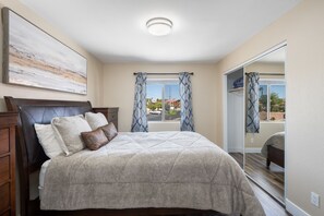 3 bedrooms, desk, iron/ironing board, free WiFi - The Oasis - Golf - Pool - Hot Tub - Condo with a View. (Mesquite)