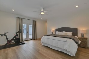 4 多间卧室、高档床上用品、办公桌、免费 WiFi