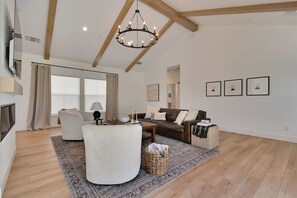 智能电视、壁炉