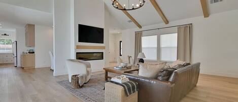 Una Smart TV, una chimenea