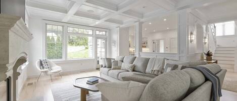 Älytelevisio, takka, kirjoja