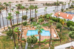 Una piscina al aire libre, una piscina climatizada