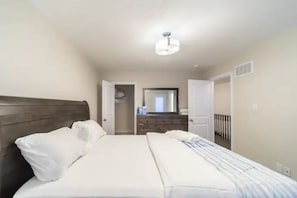 4 bedrooms, iron/ironing board, WiFi, bed sheets