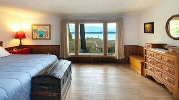 4 bedrooms, desk, WiFi, bed sheets