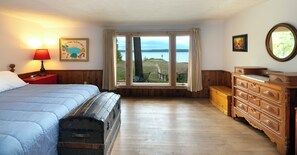 4 bedrooms, desk, WiFi, bed sheets