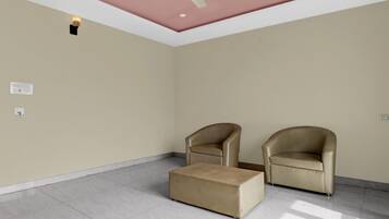 Deluxe Room | Desk, blackout curtains, iron/ironing board, rollaway beds