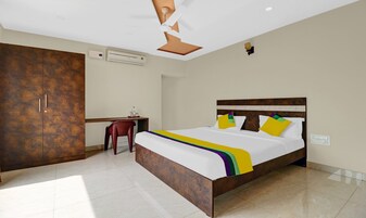 Escritorio, cortinas blackout y tabla de planchar con plancha 