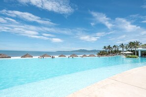 2 outdoor pools