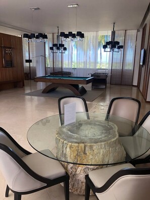 Condo ejecutivo | Área de sala de estar | Smart TV de 35 pulgadas con canales por cable y televisión