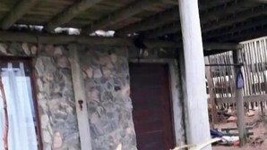 A stone building with a wooden door and a covered porch. - Chalet frente al  mar  Sta Monica  J Ignacio (Jose Ignacio Sta Monica)