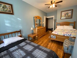2 habitaciones, escritorio, tabla de planchar con plancha y wifi