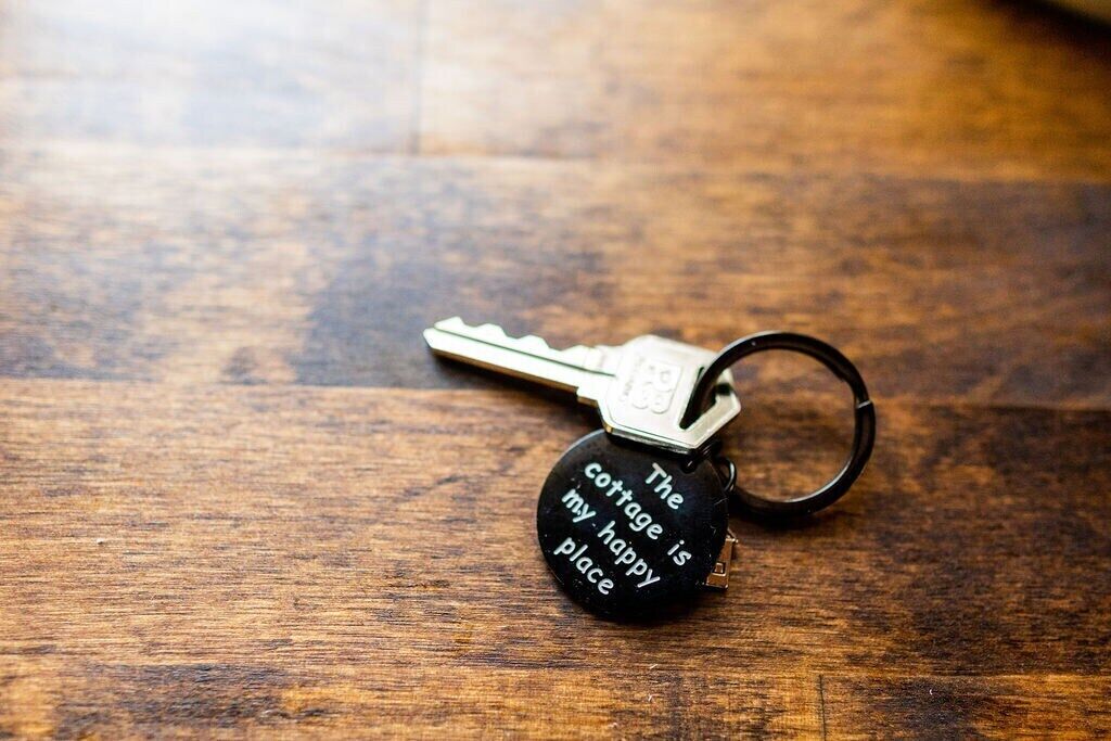 Un porte-clés avec un message.