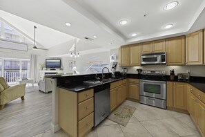 Fridge, microwave, oven, stovetop - ⭐️Luxury Penthouse Rooftop Pool by Convention Center⭐️ (Ocean City)