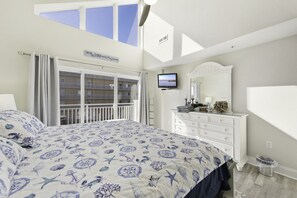 3 bedrooms, iron/ironing board, travel crib, free WiFi - ⭐️Luxury Penthouse Rooftop Pool by Convention Center⭐️ (Ocean City)