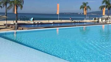 2 albercas al aire libre