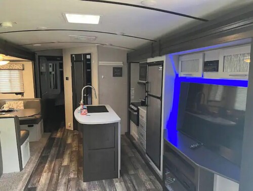 Modern Escape!2 bedroom camper, 8 min from Tupelo!