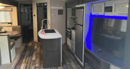 Modern Escape!2 bedroom camper, 8 min from Tupelo!