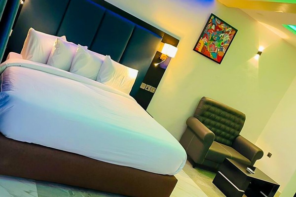 Executive Suite | Desk, laptop workspace, soundproofing, WiFi (free)
