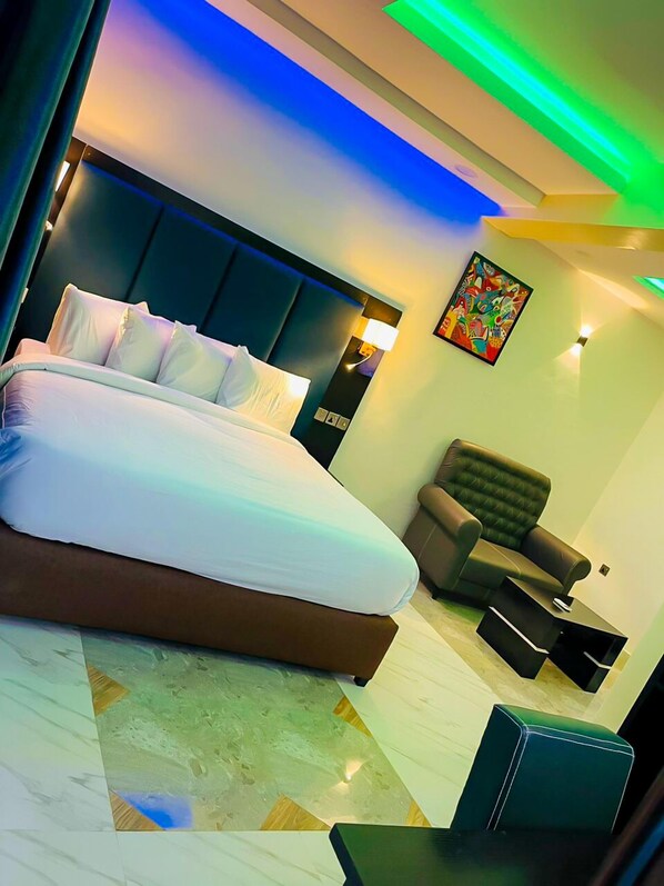 Decoración personalizada, escritorio y espacio para trabajar con laptop