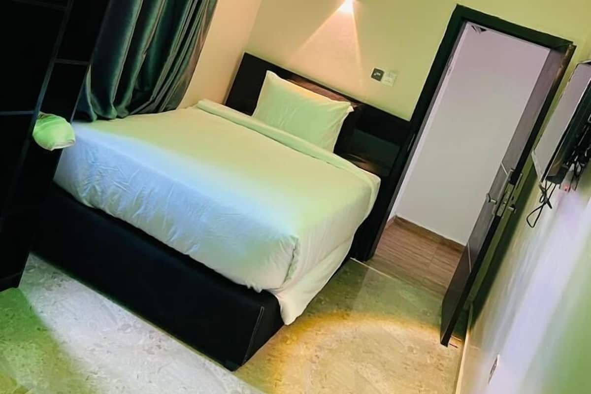 1 habitación, decoración personalizada y escritorio