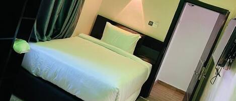 Quarto solteiro standard, 1 cama de solteiro | Individualmente decorados, escrivaninha