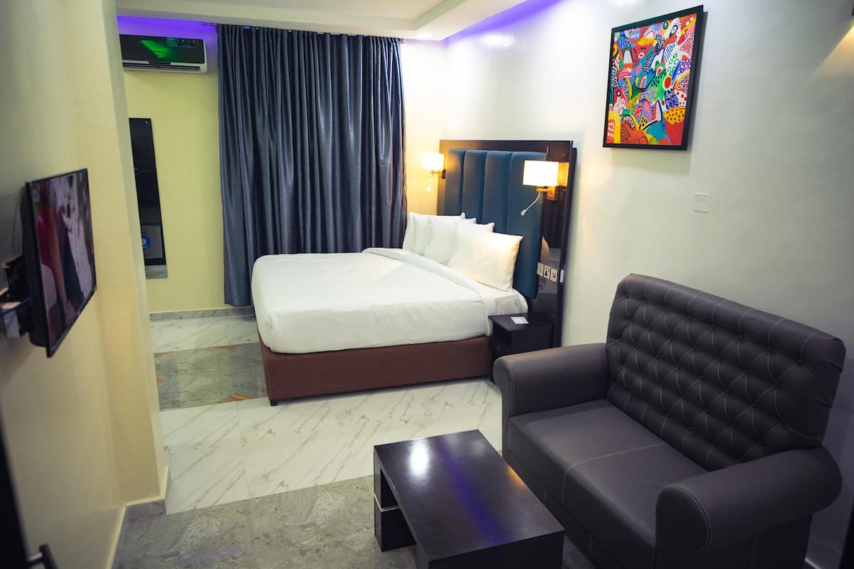 1 habitación, decoración personalizada y escritorio