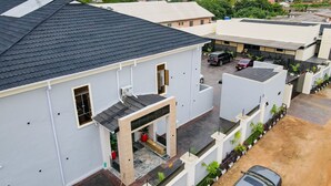 Um bairro residencial com casas modernas, um caminho de entrada pavimentado e carros estacionados.