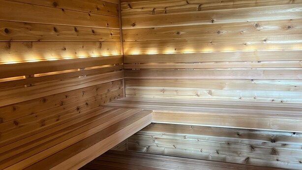 Een sauna met houten wanden en banken.