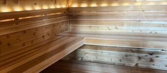 Lakeside 13BR house with Indoor Pickle Ball + Sauna, Lakeside Property with Indoor Pickle Ball!