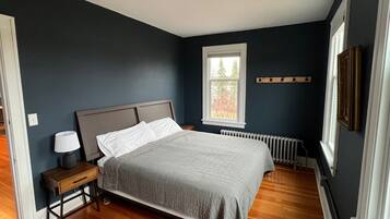 13 bedrooms, WiFi, bed sheets