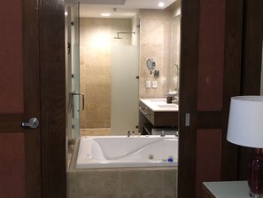 Combined shower/tub