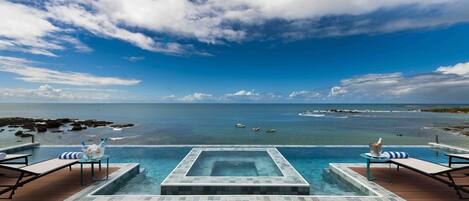Piscine extérieure, parasols de plage, chaises longues