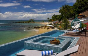 Outdoor pool, pool umbrellas, sun loungers - Pousada Antonella (Cairu)