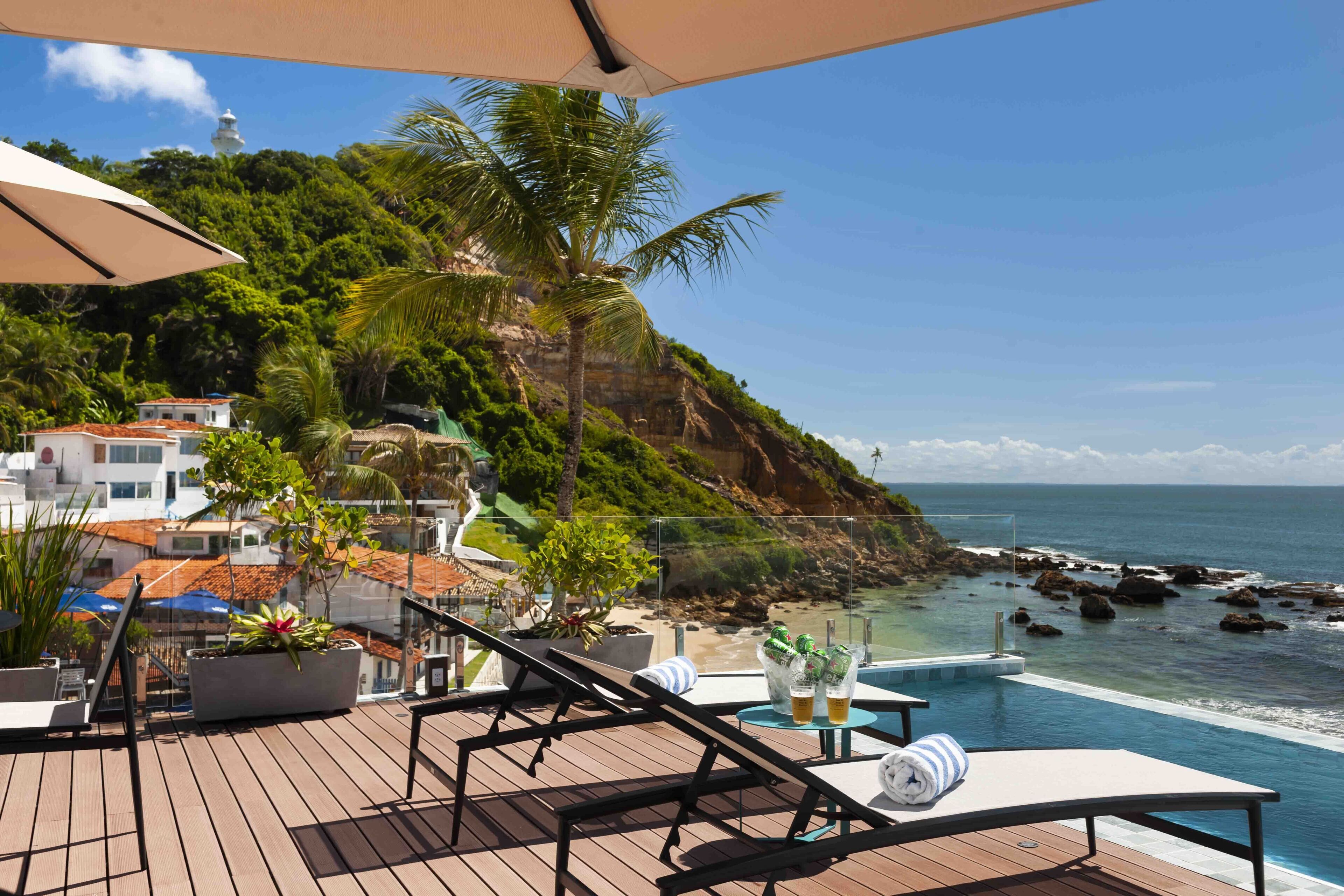 Utendørsbasseng, bassengparasoller og solsenger