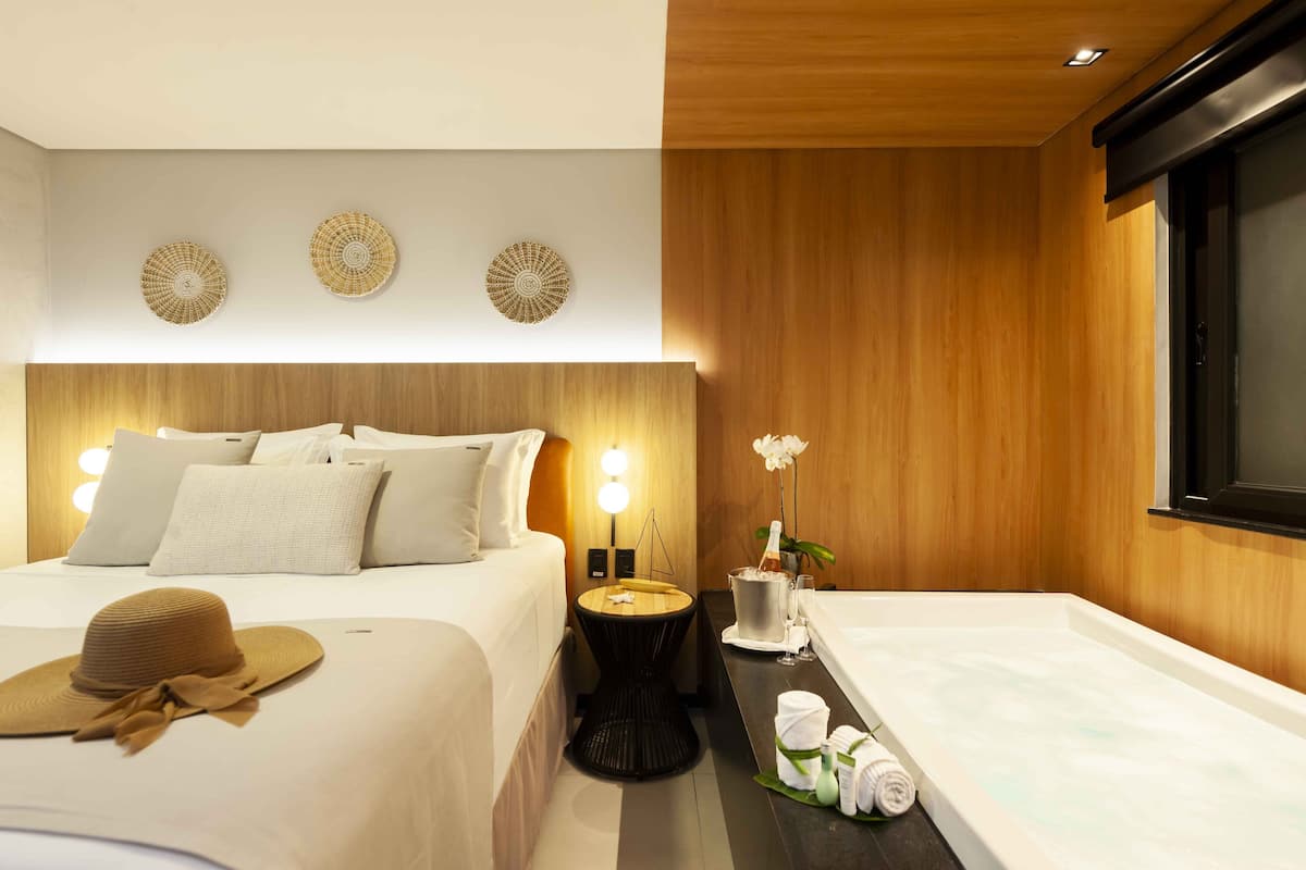 Quarto Luxo com Banheira de Hidromassagem | Een minibar, een kluis op de kamer, een laptopwerkplek, gratis wifi