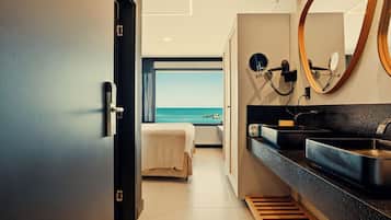 Minibar y caja de seguridad en la habitación