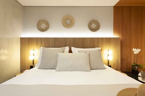 Quarto Luxo com Banheira de Hidromassagem | Minibar, värdeförvaringsskåp på rummet och arbetsyta för laptop