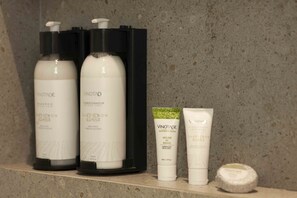 Quarto Luxo com Banheira de Hidromassagem | Baño | Ducha, secador de pelo, albornoces y toallas