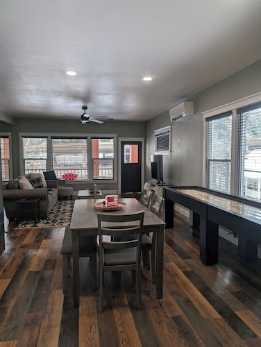 Cozy, remodeled townhome retreat in downtown Historic Wallace!