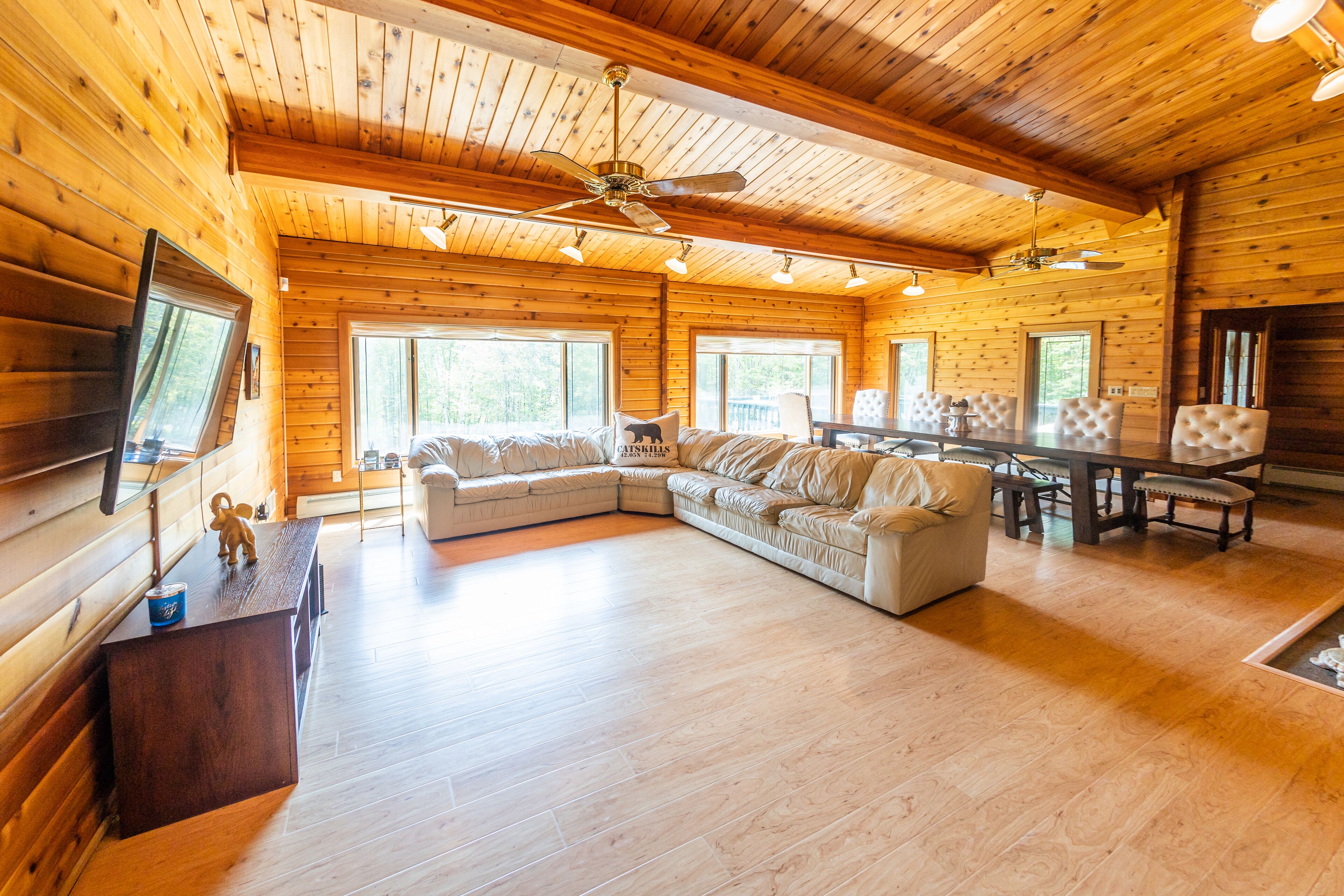 Beautiful expansive ski chalet with hot tub less than 10m to Belleayre Mountain!