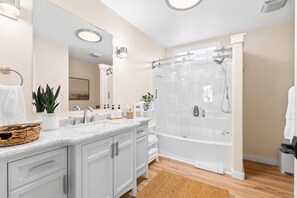 Combined shower/bathtub, hair dryer, towels, soap - *Beach * Lighthouse *Sunset Walks *Redwoods (Crescent City)