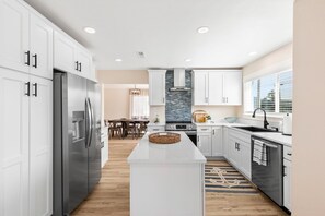 Jääkaappi, mikroaaltouuni, uuni, liesi