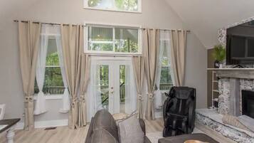 Televisor intel·ligent, llar de foc, videojocs i futbolí