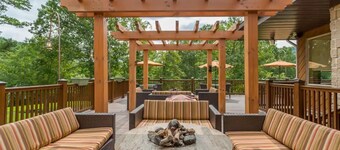 Hot Tub - Massage Chair - Game Room - Fenced Yard